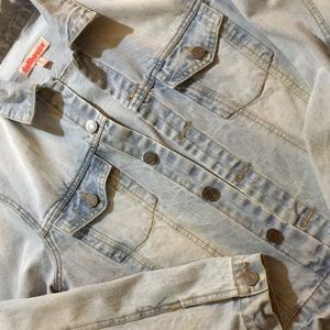 Light wash denim jacket 💙